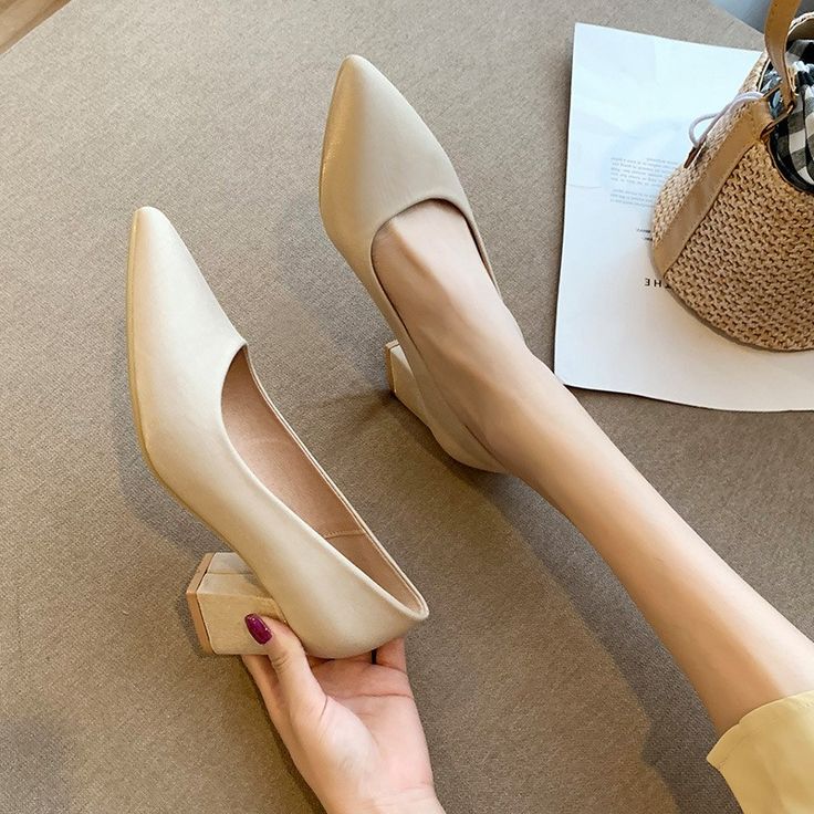 Popular cream-colored square-heeled high-heeled shoe style